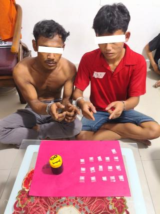 Polsek Mandau Amankan Dua Pria, 16 Paket Sabu Ditemukan di Dalam Botol